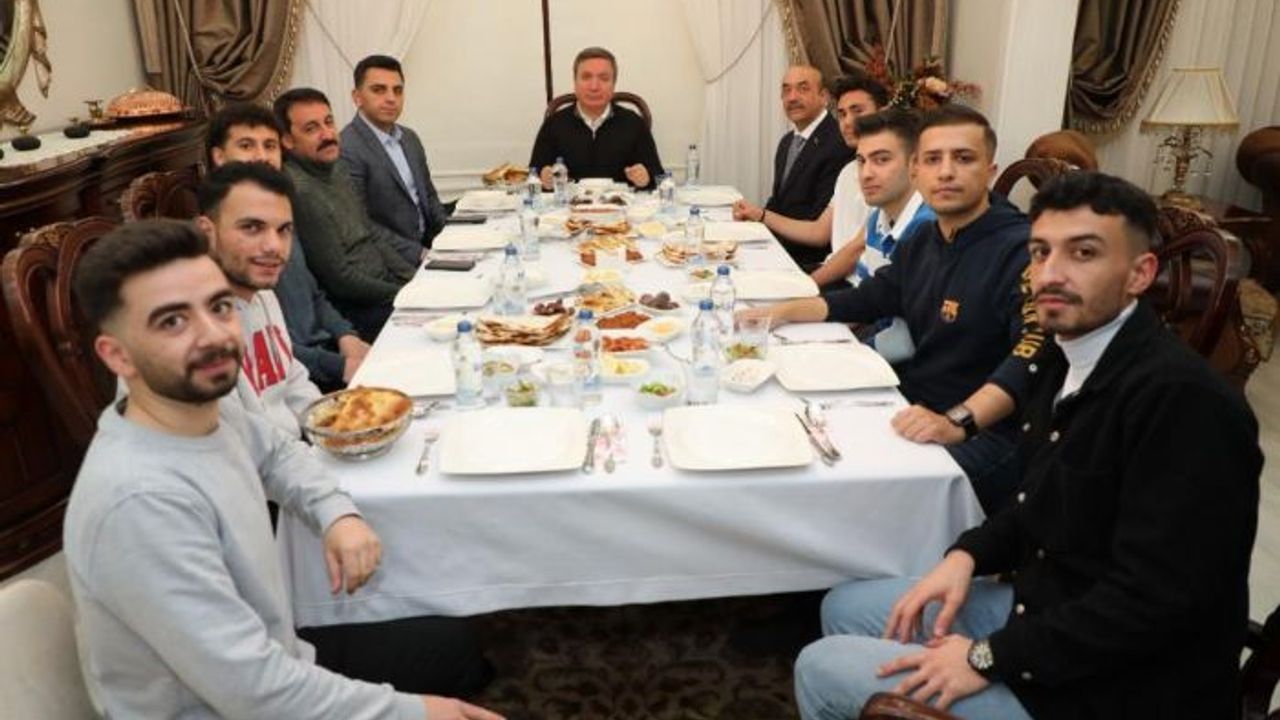 "Gurbetteki Ailem" projesiyle üniversitesi öğrencileri ramazanda aile sıcaklığını hissediyor