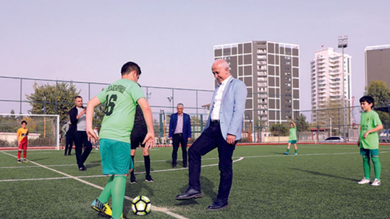 23 Nisan Futbol Turnuvası' Gültak'ın başlama vuruşu ile başladı