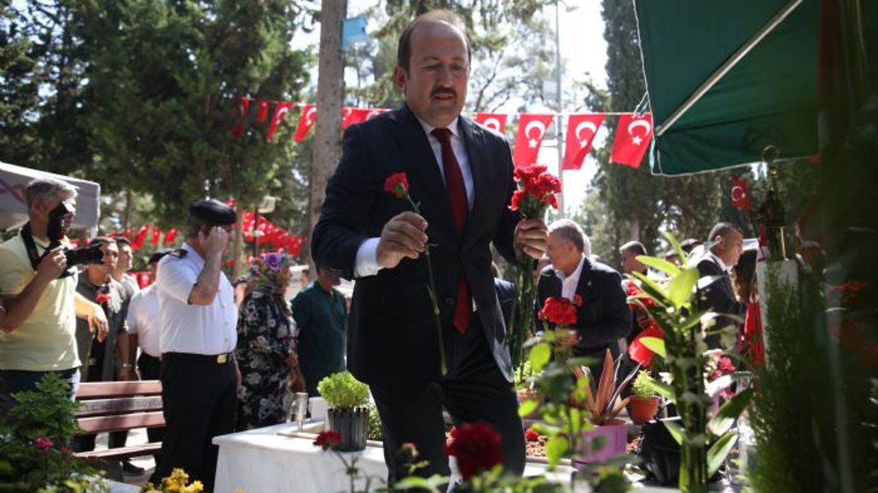 15 Temmuz şehitleri için karanfil bırakıldı