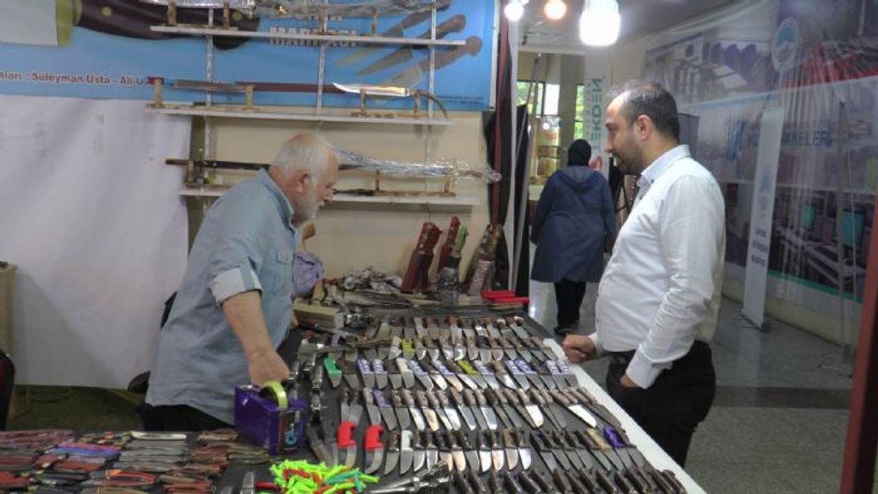 Bıçakçıdan vatandaşlara öneri: "Hareketli olan yerlerden bıçaklarınızı alın"