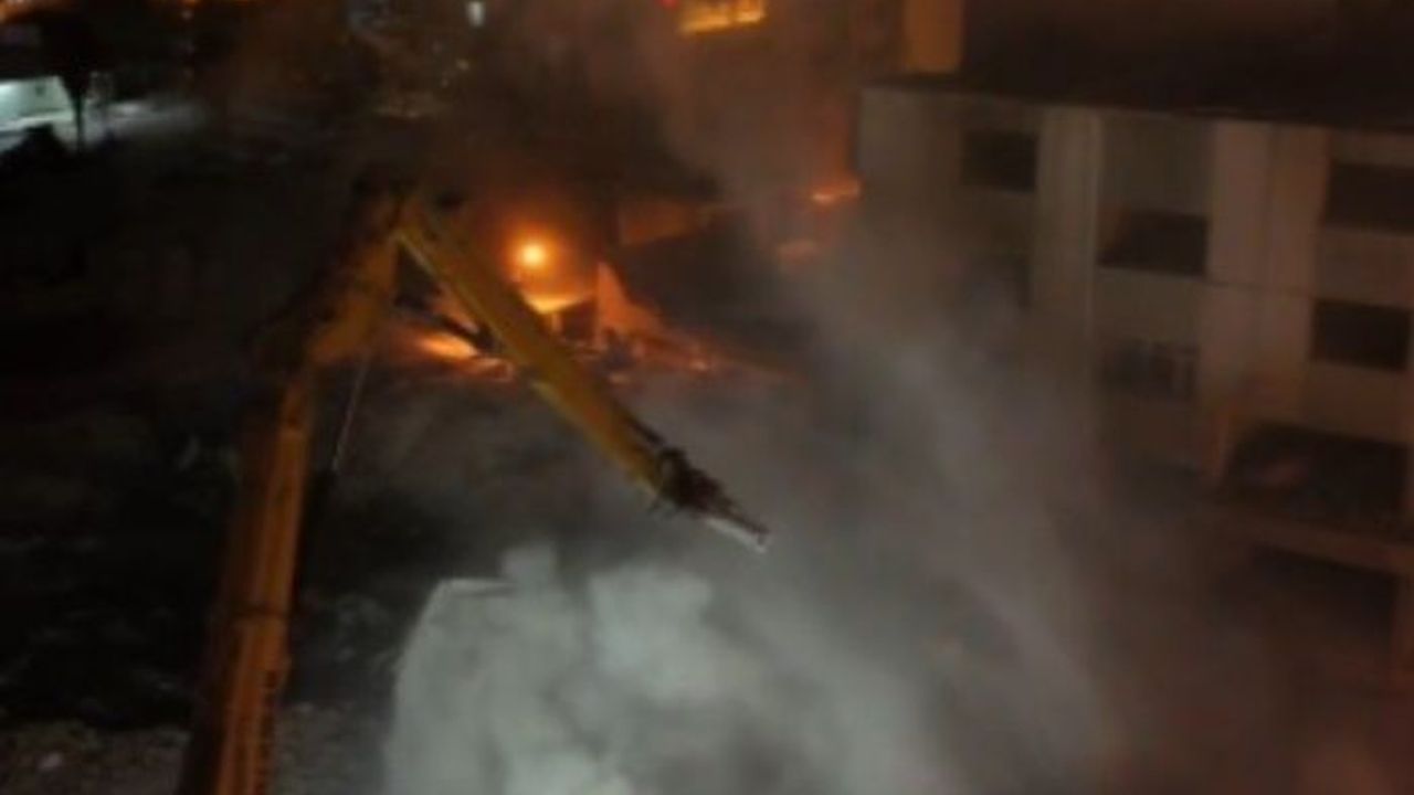 Yedi katlı binanın yerle bir olma anı dronla görüntülendi