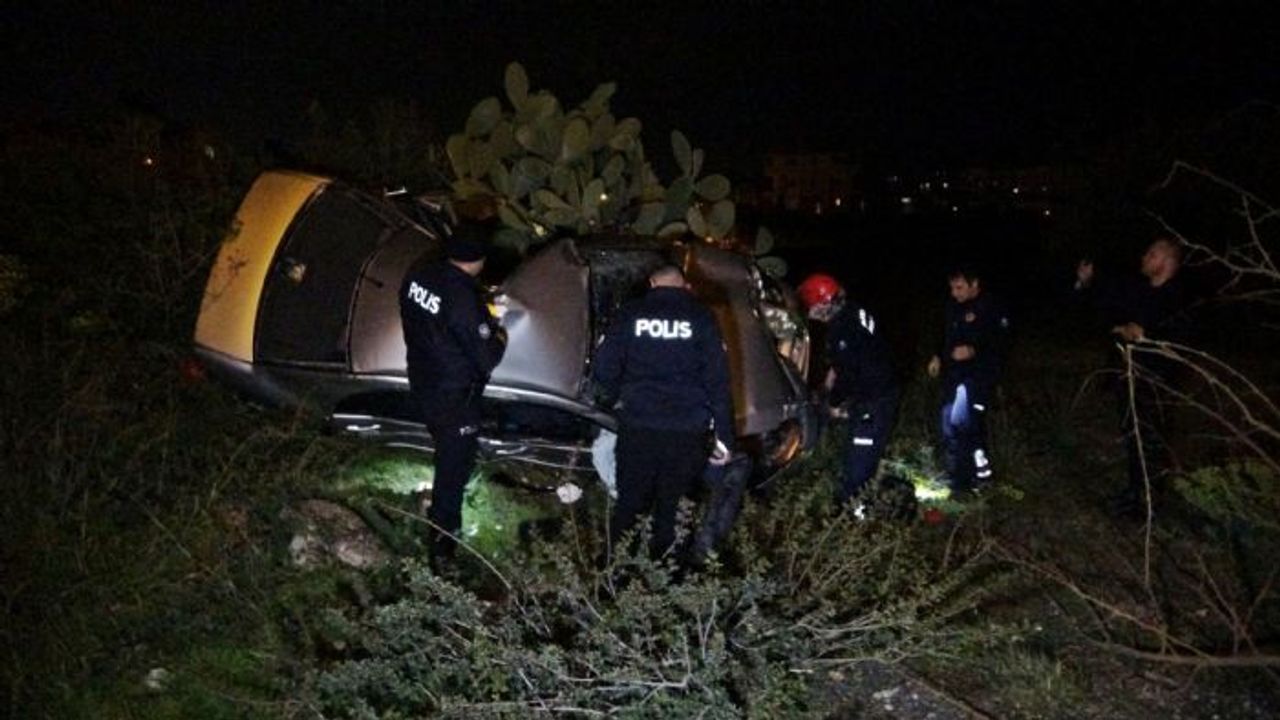 Kaldırıma çarpıp bahçeye uçan otomobilin sürücüsü polisten acı haber