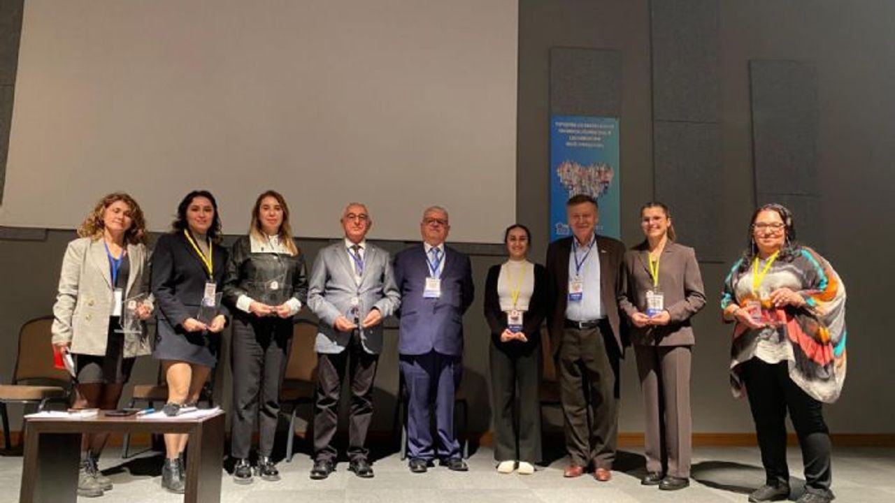 Mersin'de toplumda aşının önemi sempozyumu