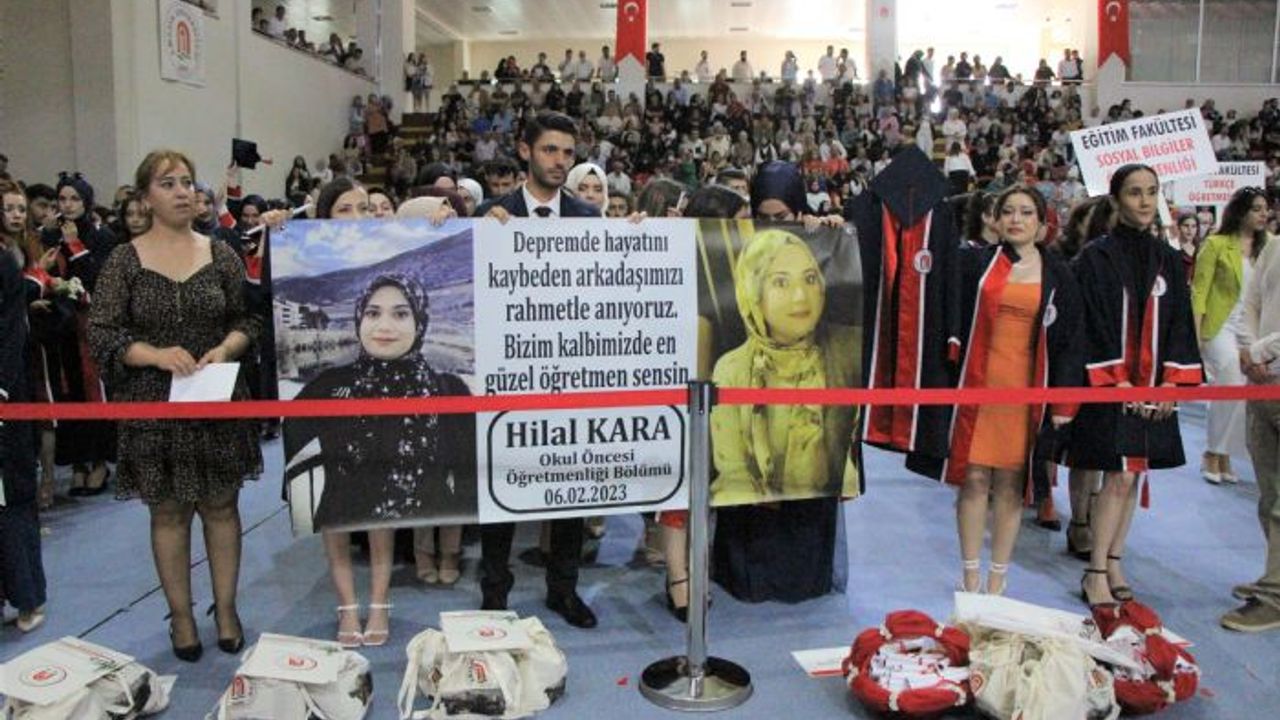 Mezuniyet töreninde ağlatan deprem pankartı