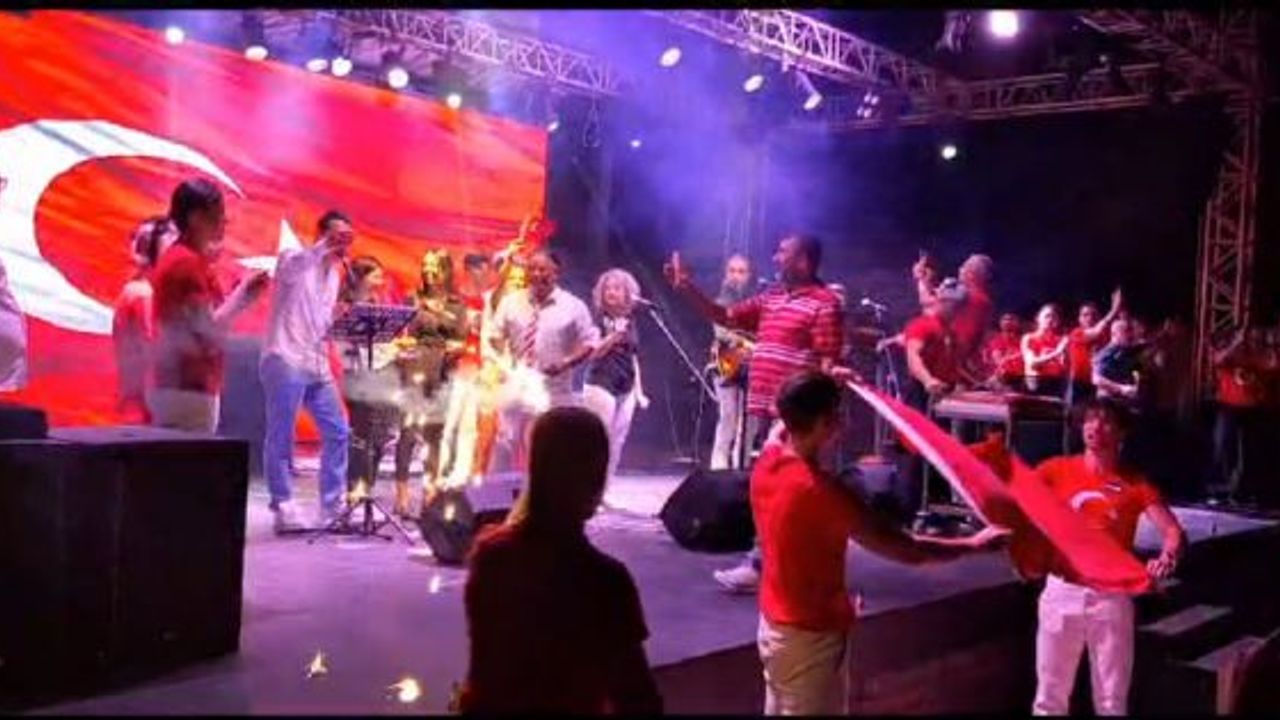15 Temmuz'u yerli ve yabancı turistlerle kutladılar
