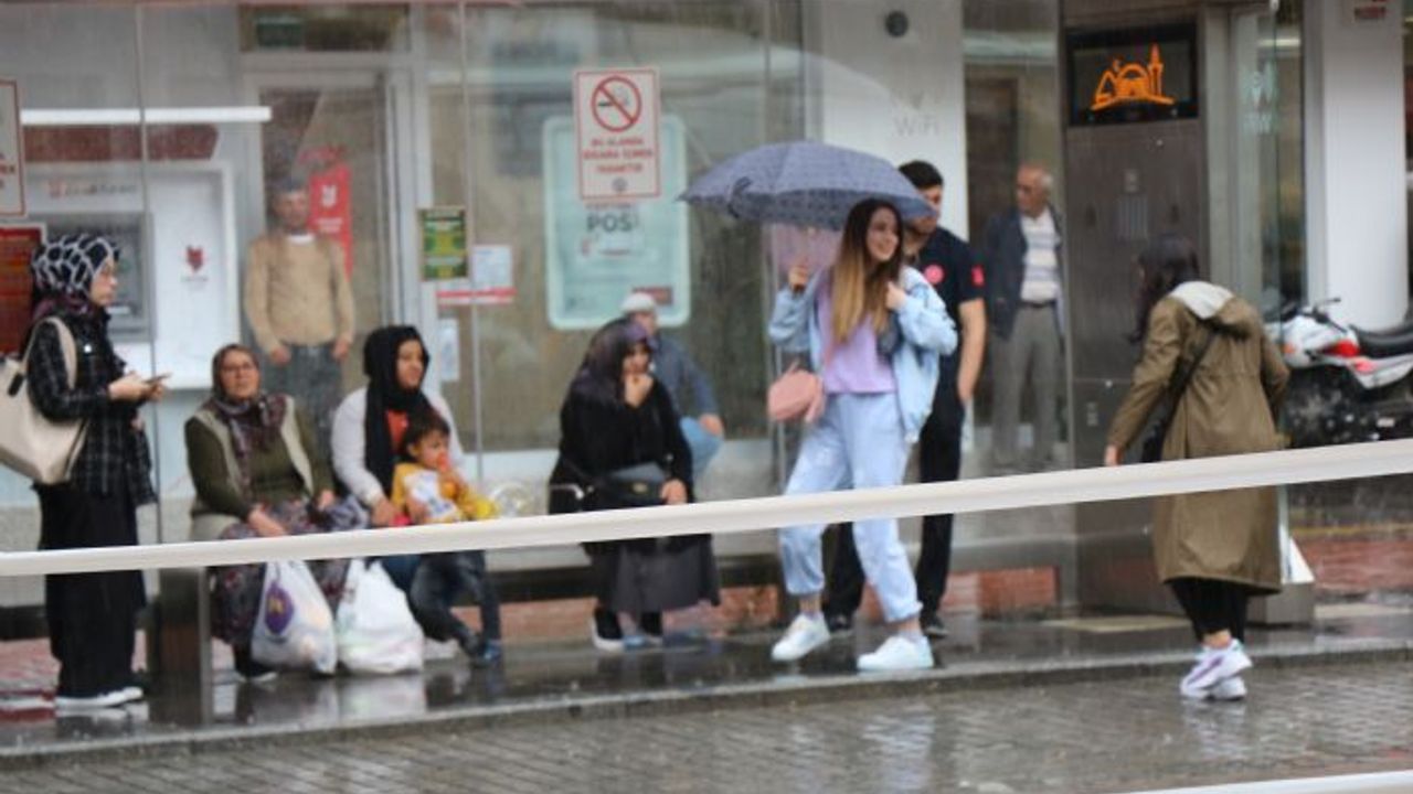 Şiddetli yağış hayatı felç etti