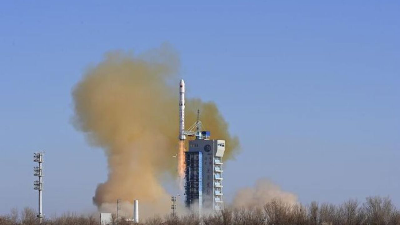 Tek roketle üç uyduyu uzaya gönderdi