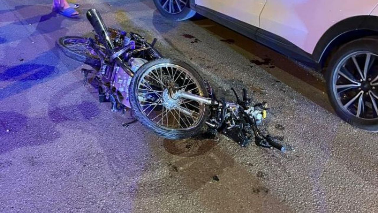 Dörtyol'da otomobille çarpışan motosiklet hurdaya döndü