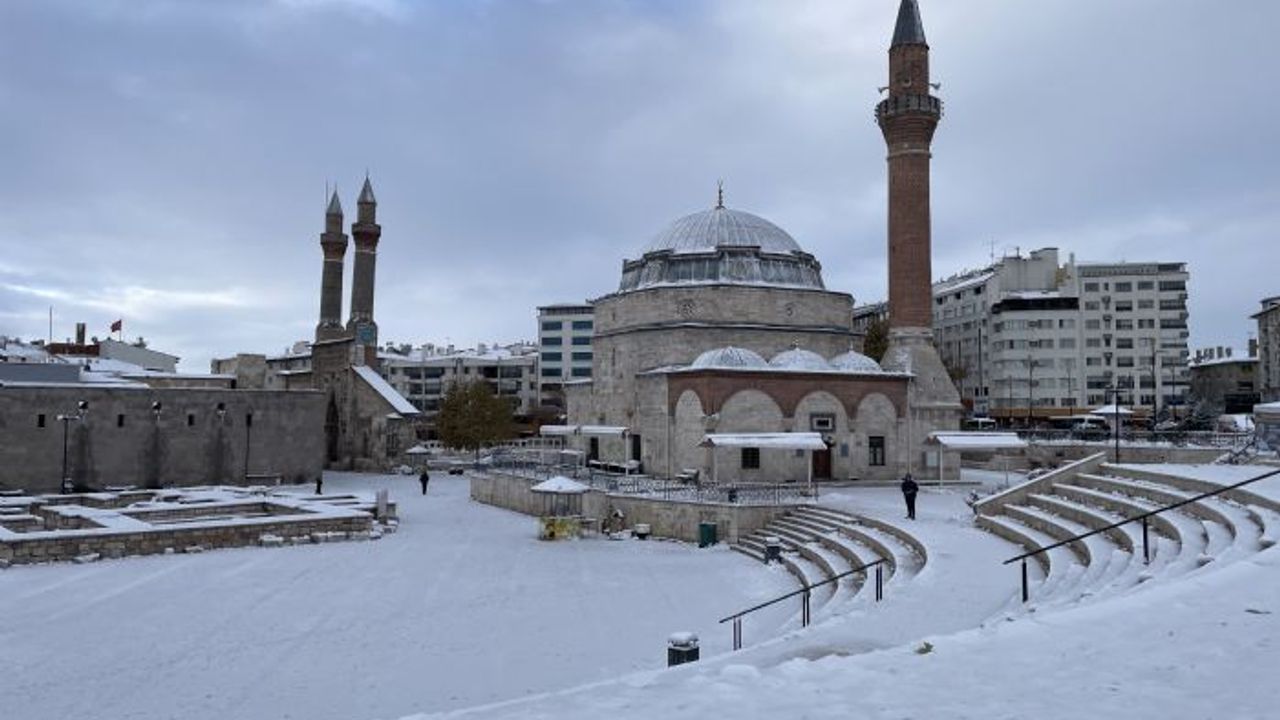 Sivas'ta 906 yerleşim yeri kardan ulaşıma kapandı