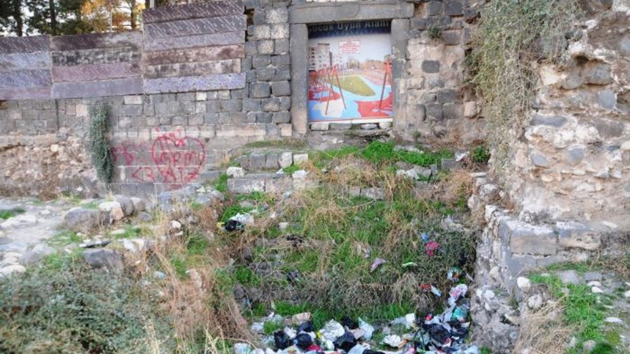 Tarihi Cizre Kalesi çöplerden görünmüyor