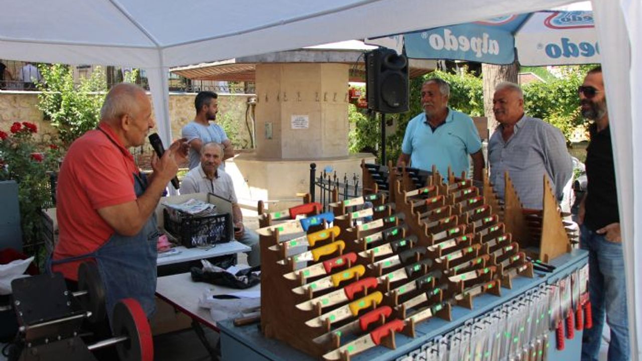 Minik Kuş' lakaplı bıçakçıdan müşterilerine tezgah başında konser