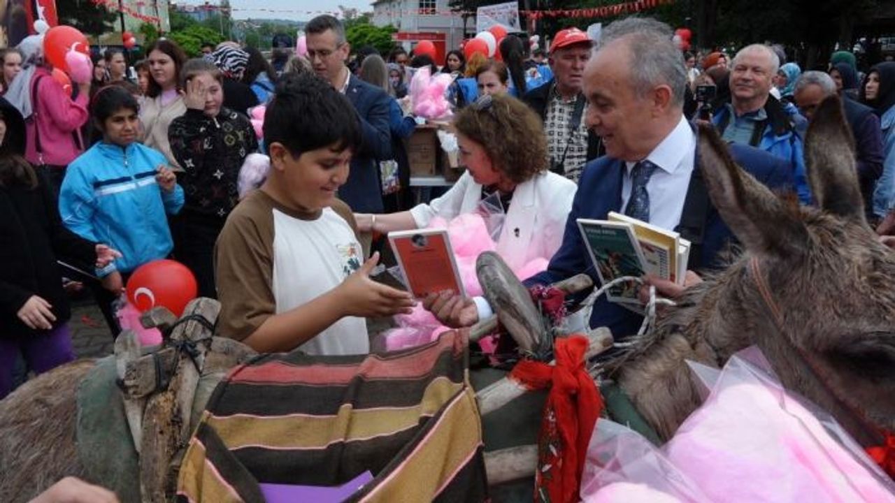 Eşekle köy köy gezip kitap dağıtıyor