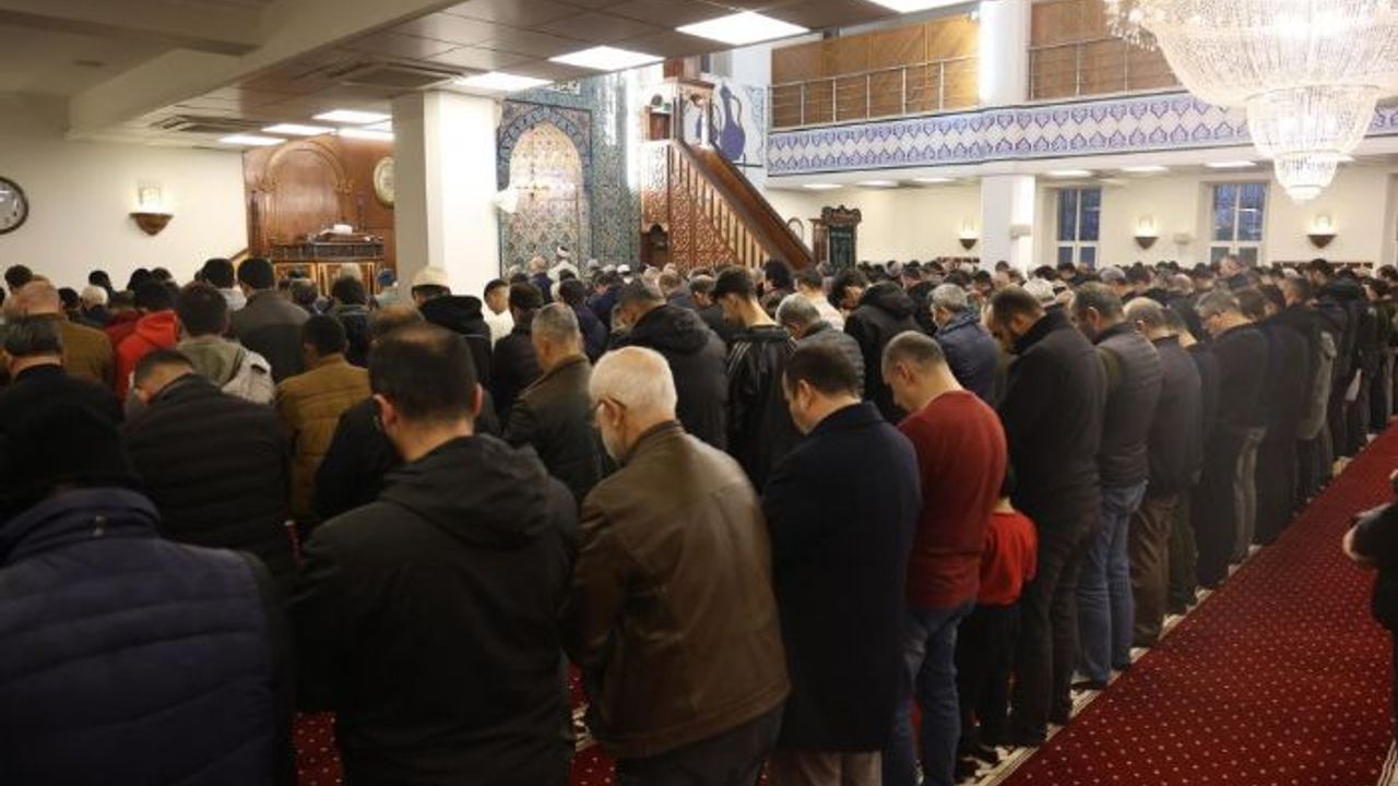 Hatay'da vatandaşlar camilere akın etti