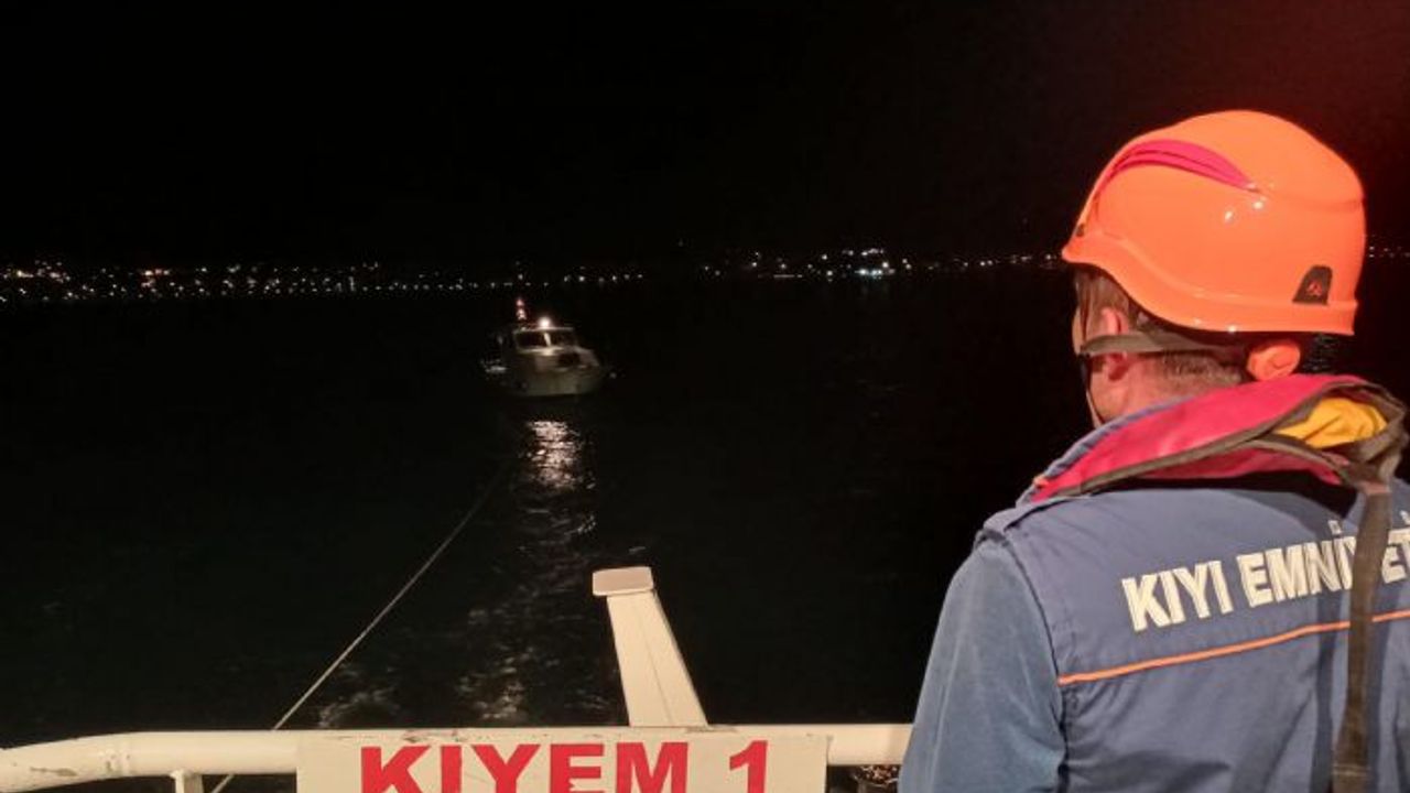 Çanakkale Boğazı'nda sürüklenen tekne kurtarıldı