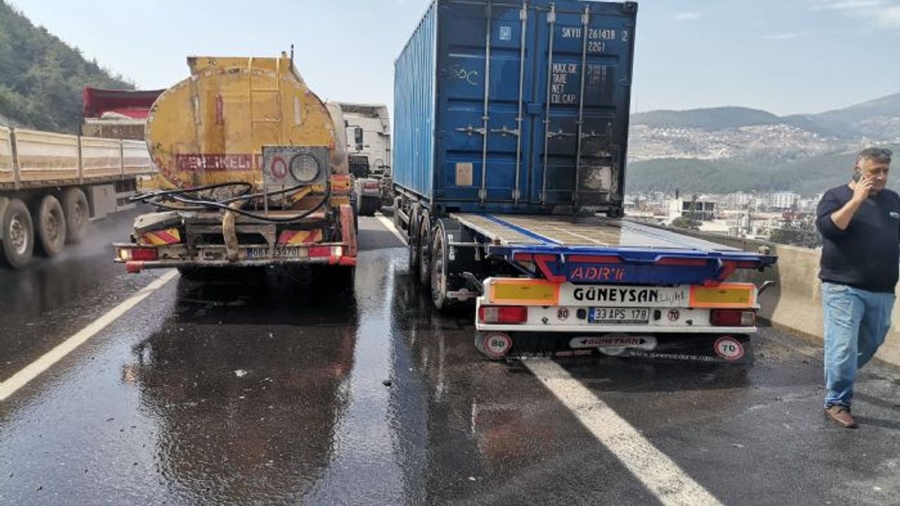 Osmaniye'de seyir halindeki tırın dorsesi yandı