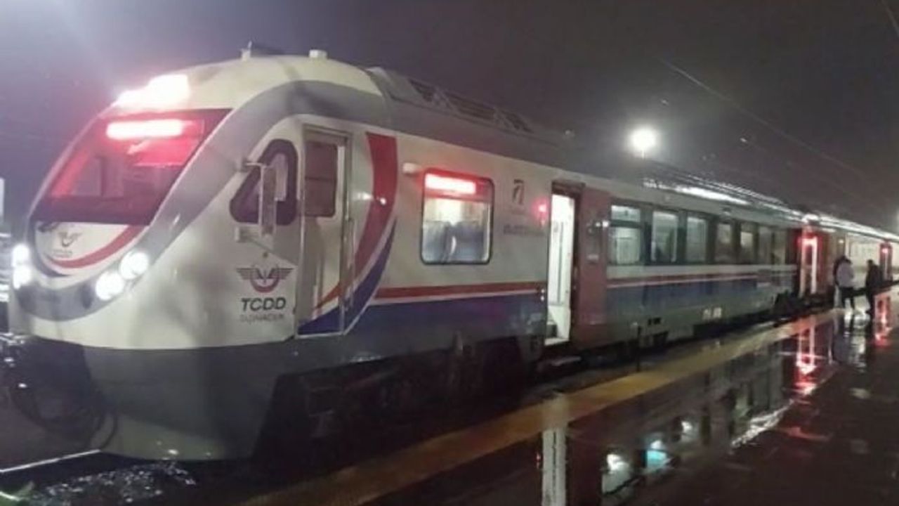 Yüksek gerilim hattı demiryoluna düştü, tren seferi 1 saat durdu