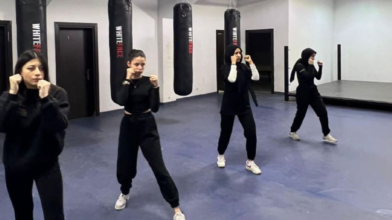 Kız öğrenciler boks öğreniyor