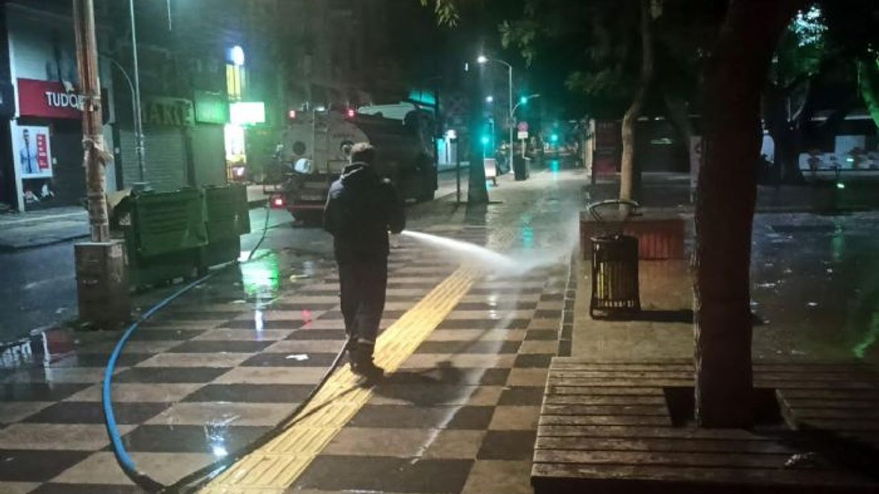 Akdeniz'de fırtına ve sağanak sonrası temizlik çalışması