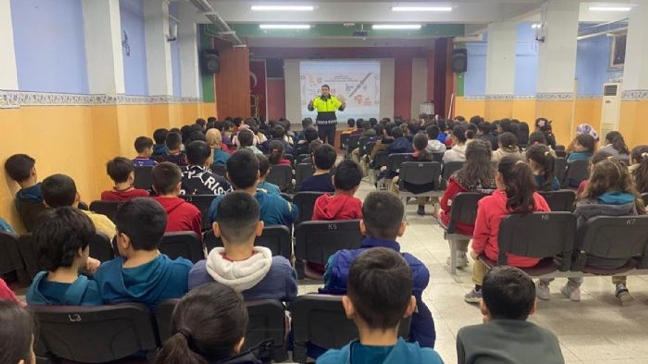 Mersin'de okullarda trafik güvenliği eğitimleri devam ediyor
