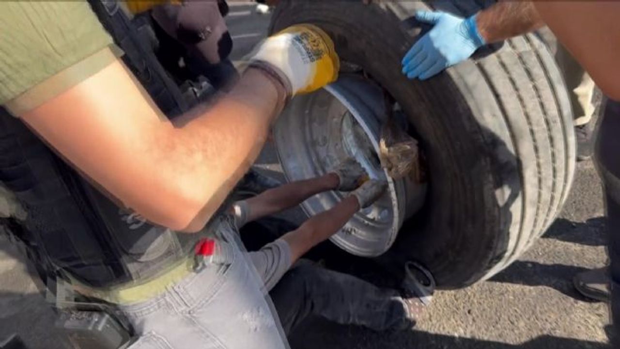 TIR'ın lastiğinde 53 kilogram esrar çıktı