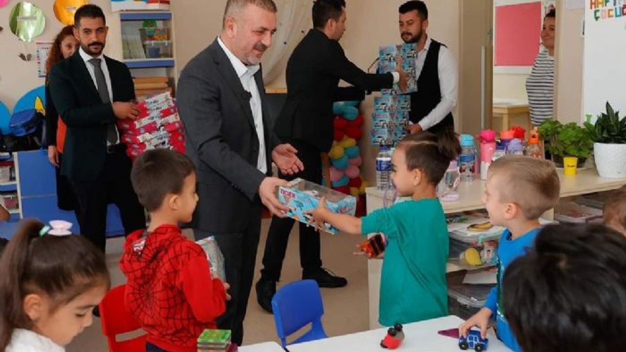 Sincan Belediyesi, İlk ve Ortaokul Öğrencilerine Hediyeler Dağıttı