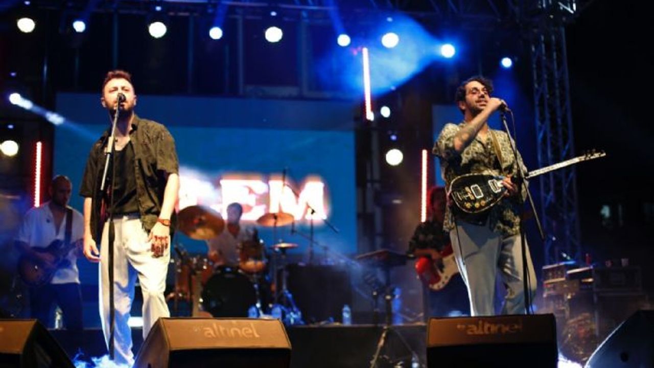 Altınova'da 30 Ağustos halk konserleriyle kutlandı