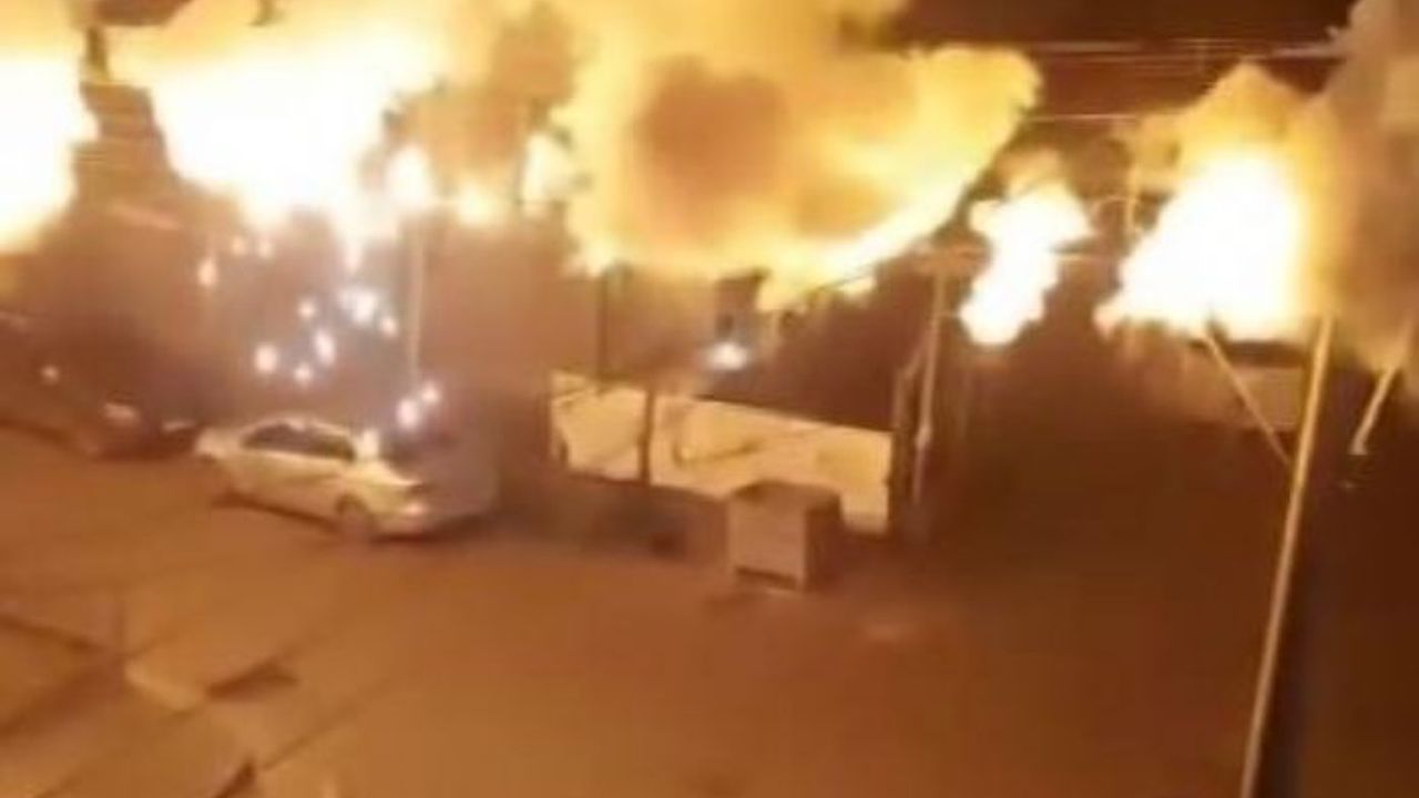 Elektrik kabloları bomba gibi patladı