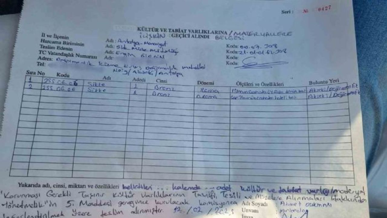 Lise öğrencisi piknikte bulduğu 2 bronz sikkeyi müzeye teslim etti