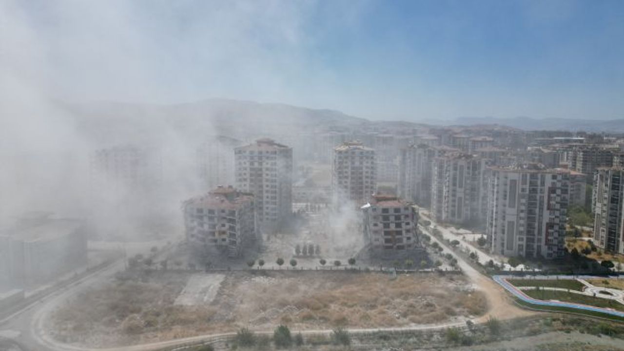 Evlerinin patlayıcı ile yıkılmasını gözyaşları içinde izlediler