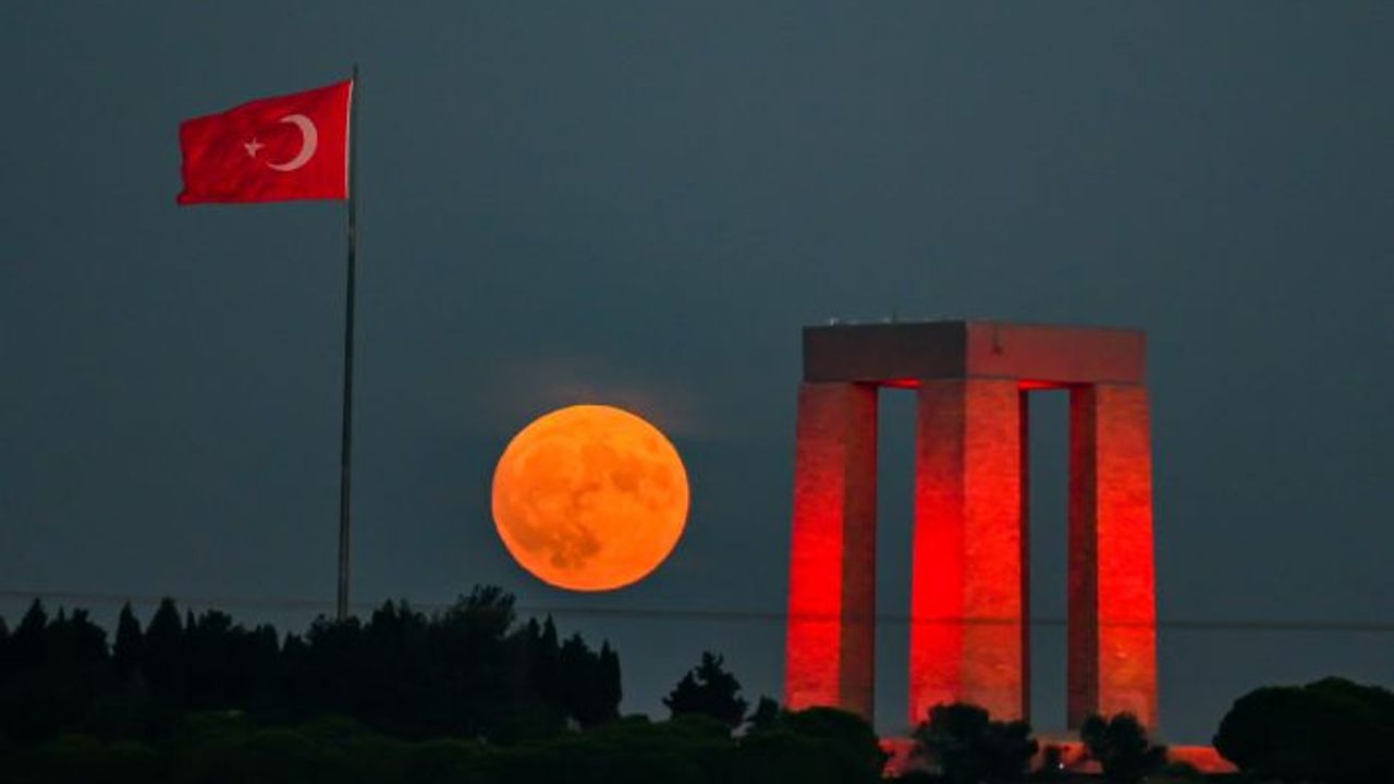 Süper Mavi Ay' Şehitler Abidesi'yle görsel şölen oluşturdu