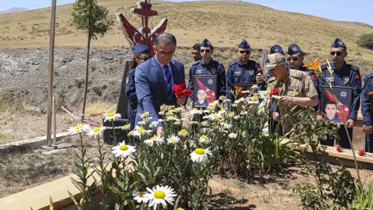 Uçak kazasında şehit olan 7 emniyet mensubu dualarla anıldı