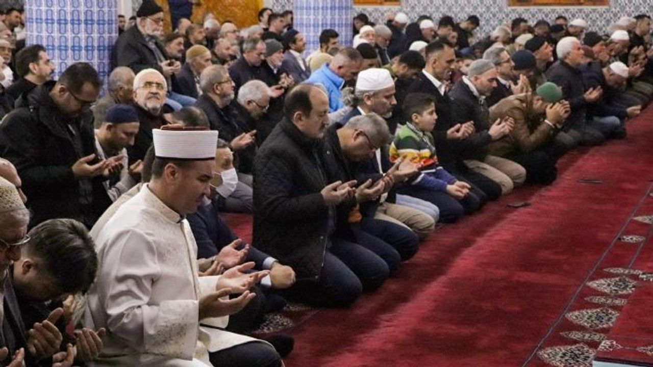 Vali Pehlivan, Miraç Gecesi programında vatandaşlarla buluştu