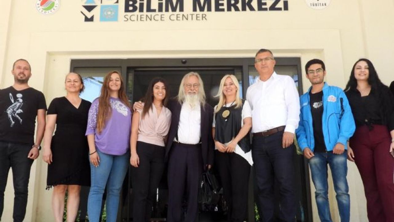 Astronomi Profesörü Ethem Derman öğrencilerle buluştu