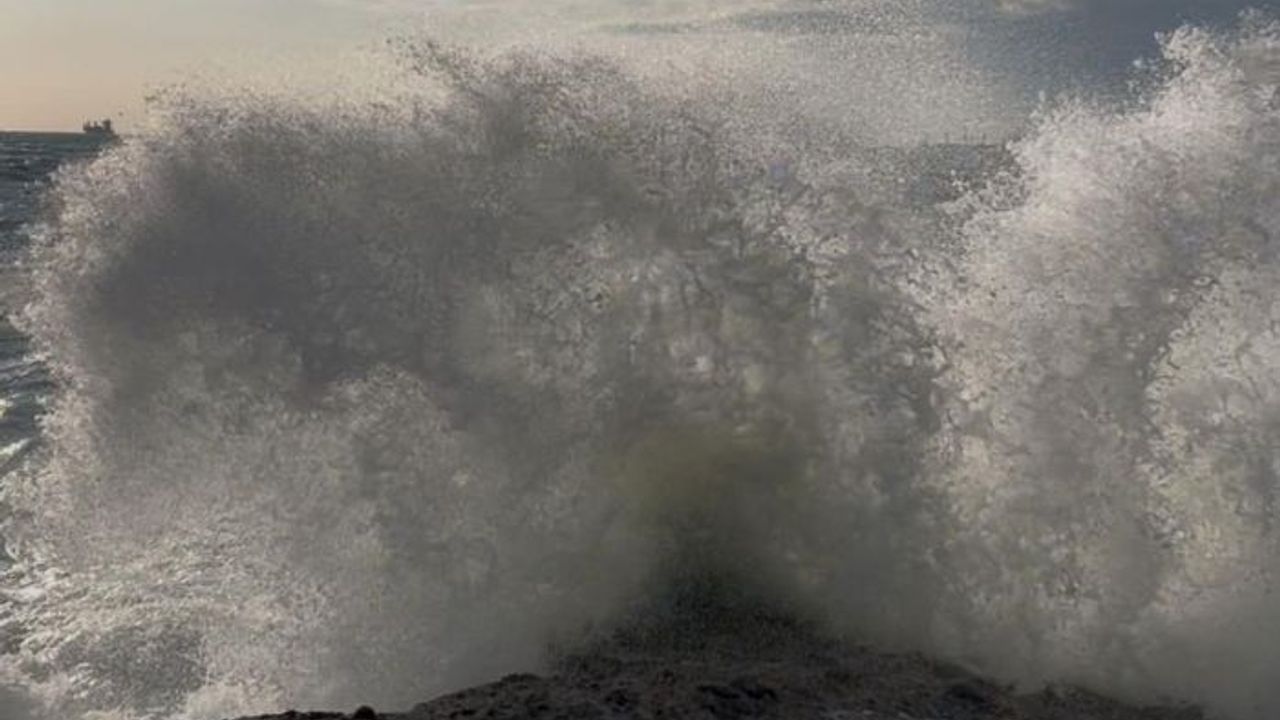 Hatay'da fırtına nedeniyle dev dalgalar oluştu