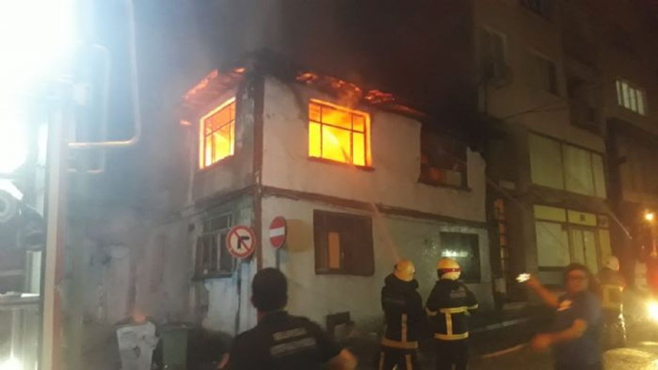 2 katlı ahşap ev alev alev yandı