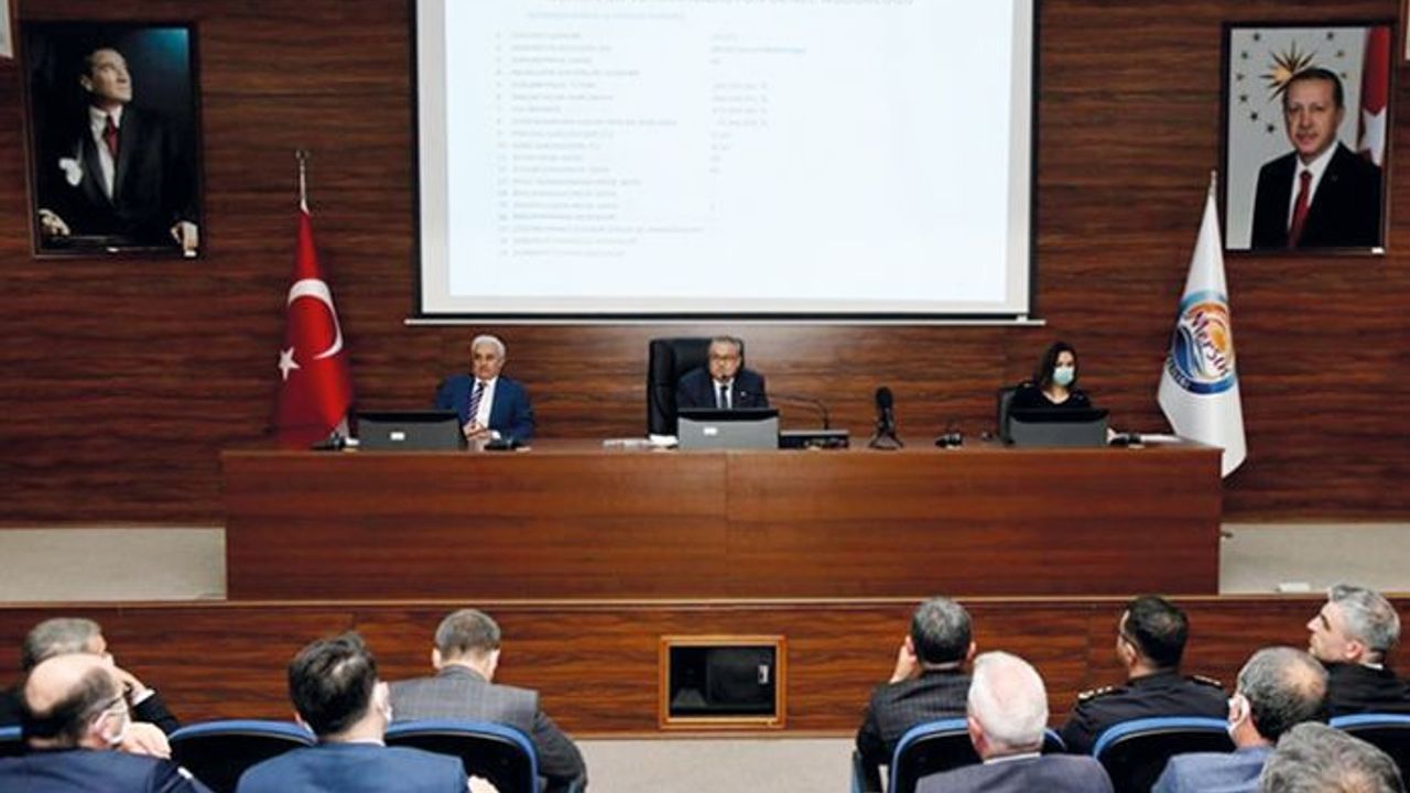 Vali Su, Mersin'de yatırımların sıkı takip edilmesi talimatını verdi