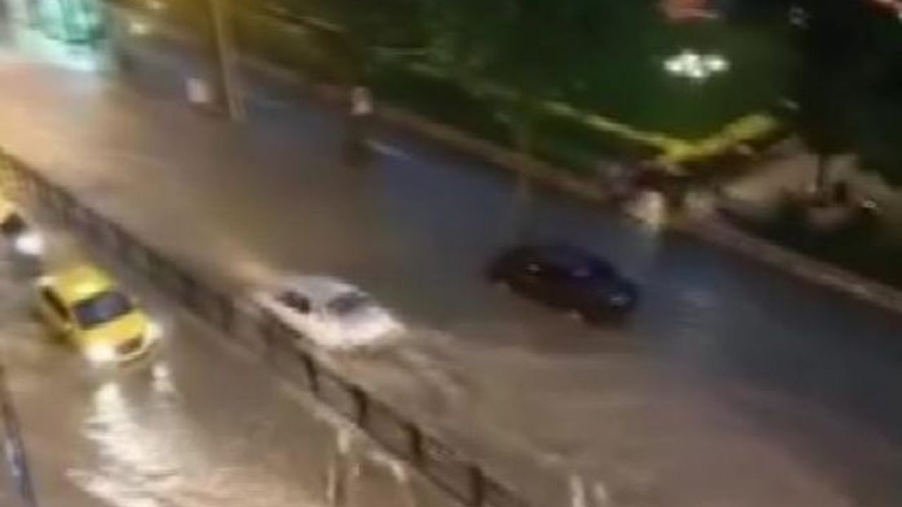 Amasya'da sağanak yağış yolları göle çevirdi