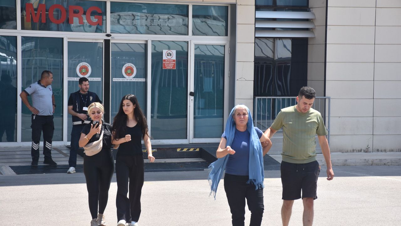 Antalya’da Lunapark Dönüşü Feci Kaza: Baba-Oğul Hayatını Kaybetti