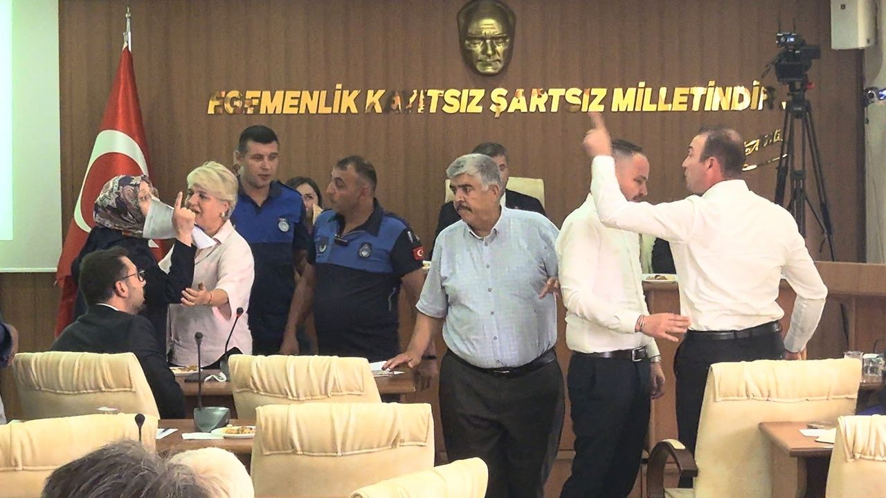 Burdur Belediye Meclisi’nde TOKİ Gerilimi: Oturuma Ara Verildi, AK Partililer Salonu Terk Etti