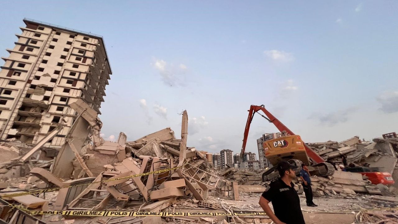 Kahramanmaraş’ta Bina Yıkımı Sırasında Göçük: Operatör Enkaz Altında Kaldı