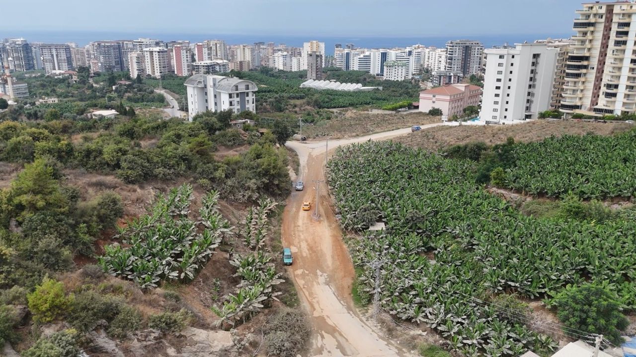 Alanya'da Yol Ortasındaki Direk Tehlike Saçıyor