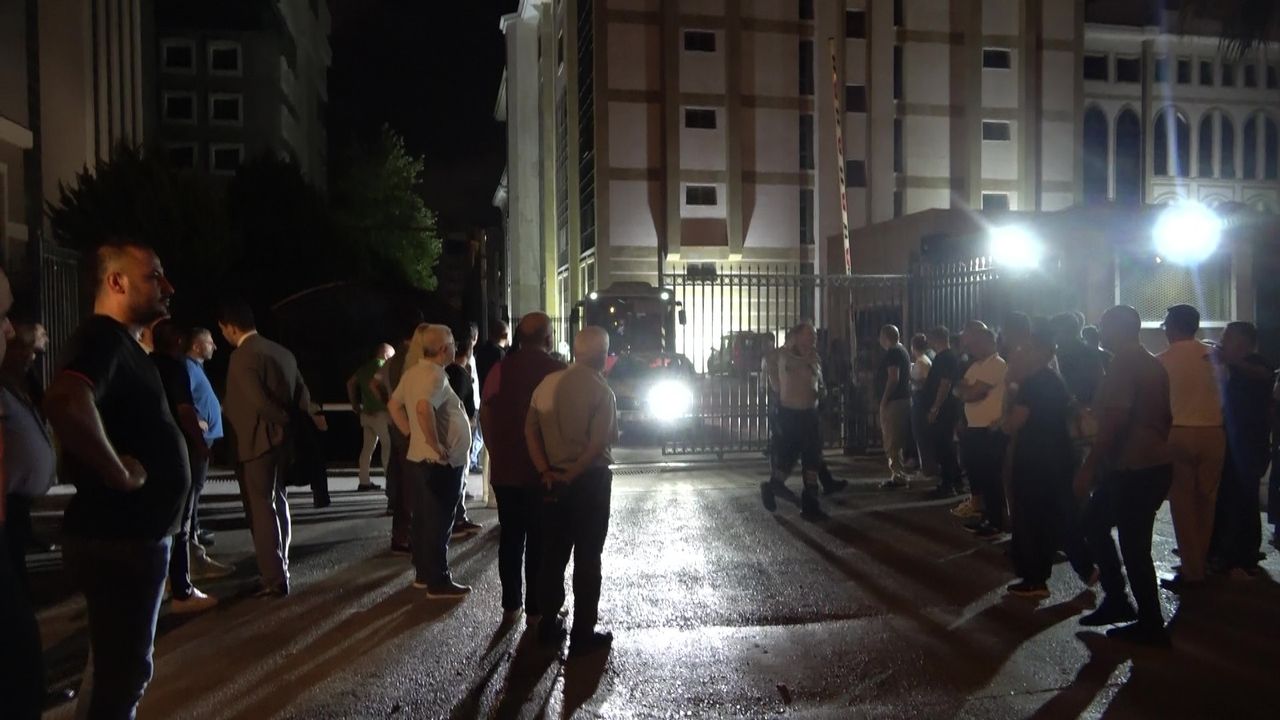 Antalya Büyükşehir'de Rüşvet ve Yolsuzluk Operasyonu: 8 Kişi Tutuklandı