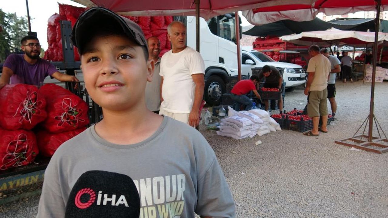 12 Yaşındaki Barış, Hayalleri İçin Biber Pazarında Çalışıyor