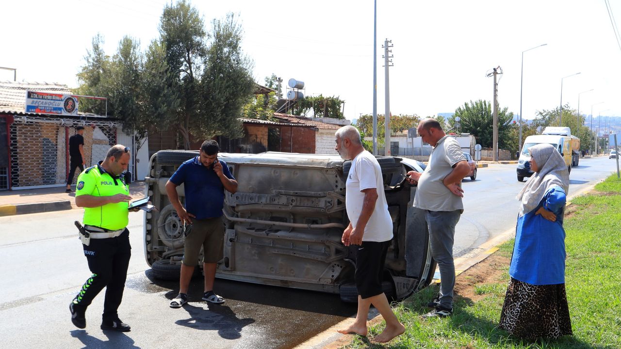 Antalya'da Kavşakta 'Dur' Levhasına Uymayan Araç Kaza Yaptı, 4 Kişi Ucuz Atlattı