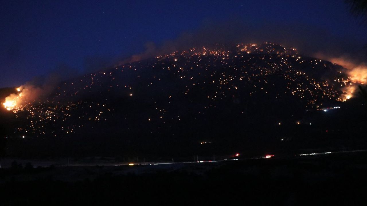 Pamukkale'deki Orman Yangınına Gece Karanlığı Engeli
