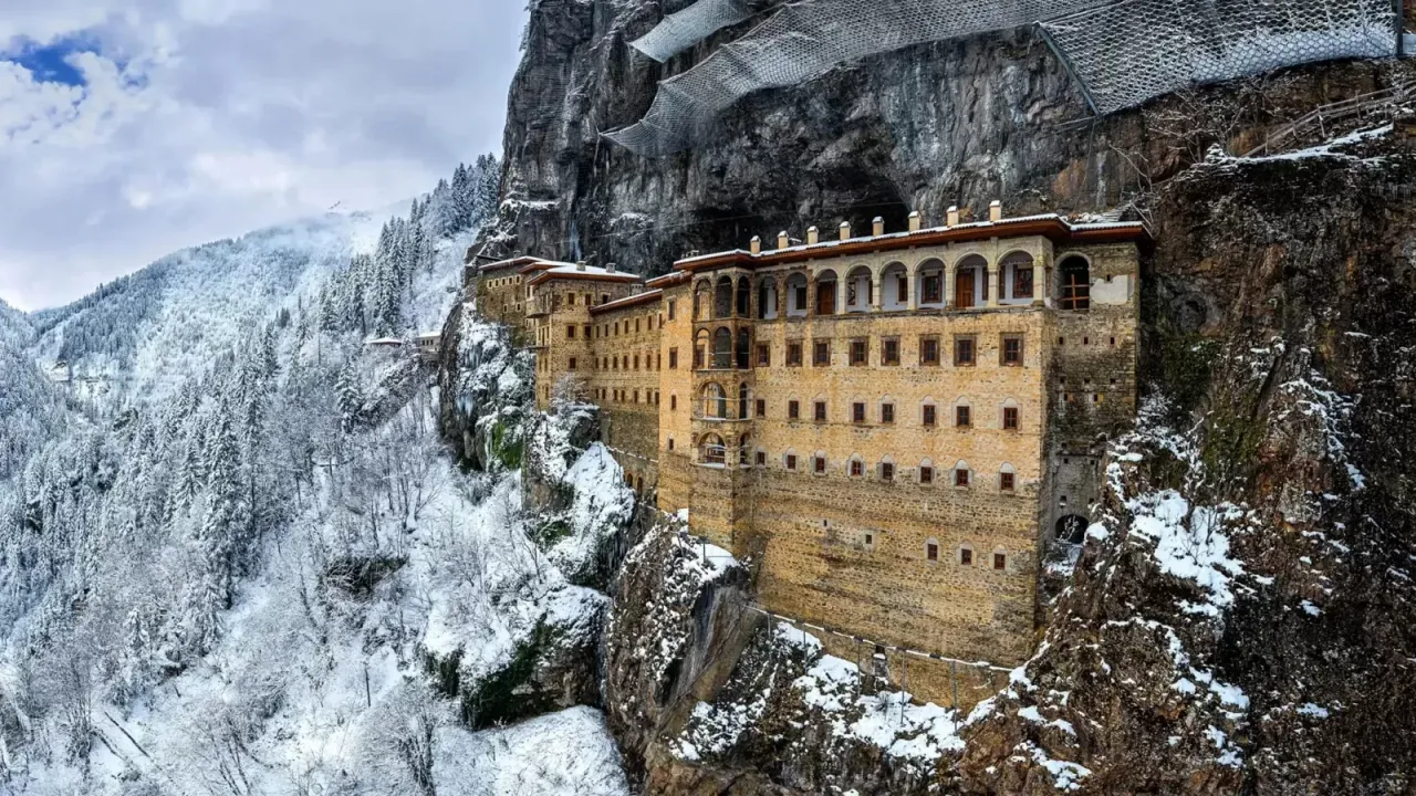 O manastırı sarp bir kayalığın üzerine kim, neden ve nasıl inşa etti?