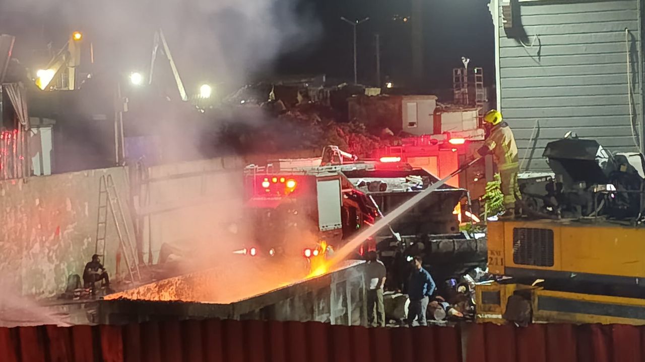 Bursa İnegöl'de Geri Dönüşüm Tesisi Yangını: İtfaiye Eri Ağır Yaralandı