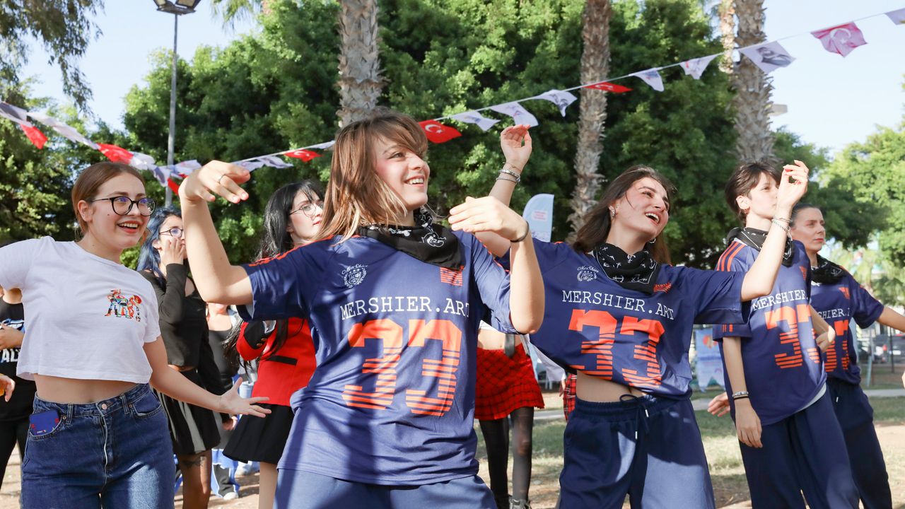 Mersin’de Gençlik Festivali Bilim ve Müzikle Buluştu