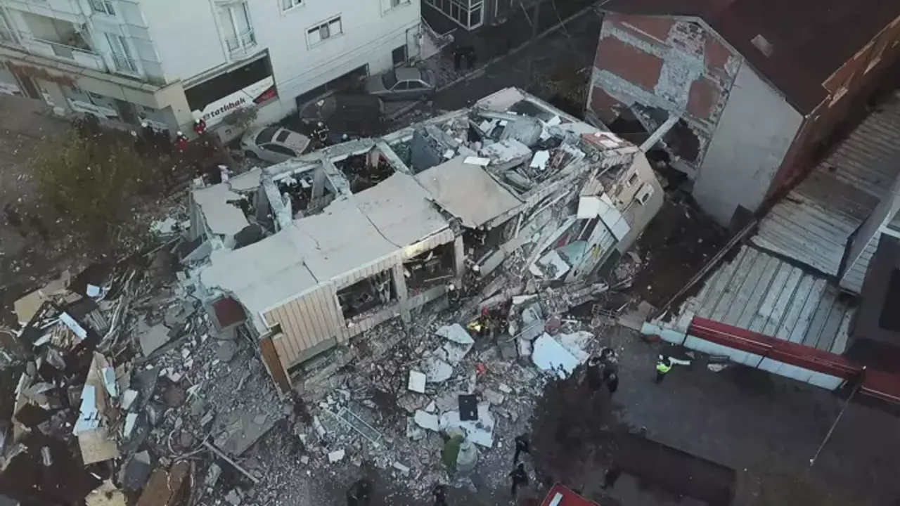 Gebze Enkazından 18 yaşındaki Dilara Bilir Sağ Çıkarıldı