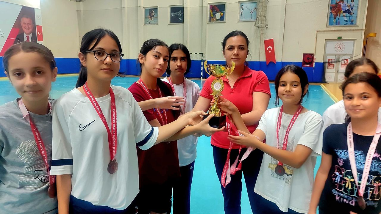 Mersin’de 29 Ekim Hokey Cumhuriyet Kupası Coşkuyla Tamamlandı